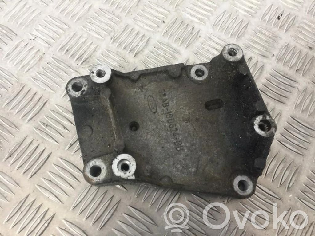 Ford Mondeo MK II Engine mounting bracket 