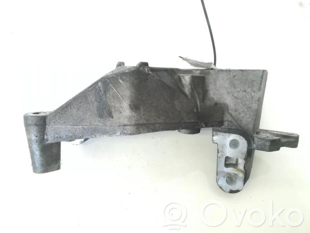Engine mounting bracket   04668457AB,04668458AB,04668457AB,04668458AB