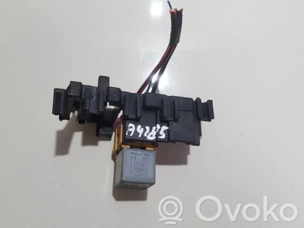 Otros relés   8D0951253A,V23134B52X301,8D0951253A,V23134B52X301