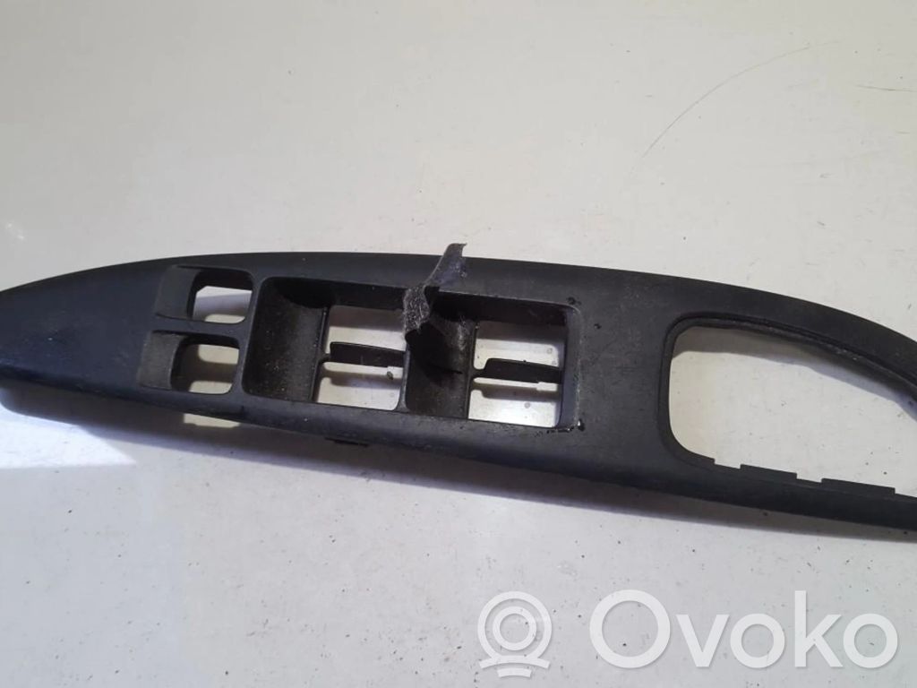 Nissan Primera Ramă comutator geam ușă față 