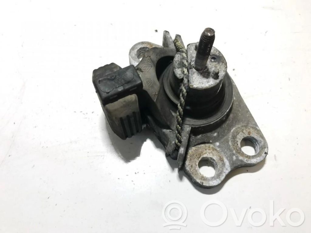 Engine mounting bracket