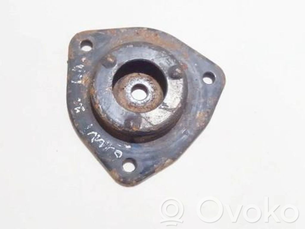 Nissan Sunny Supporto di montaggio della molla elicoidale 