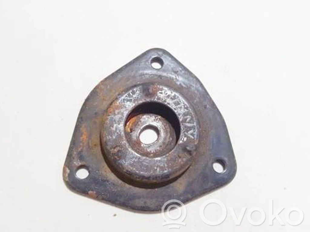 Nissan Sunny Supporto di montaggio della molla elicoidale 