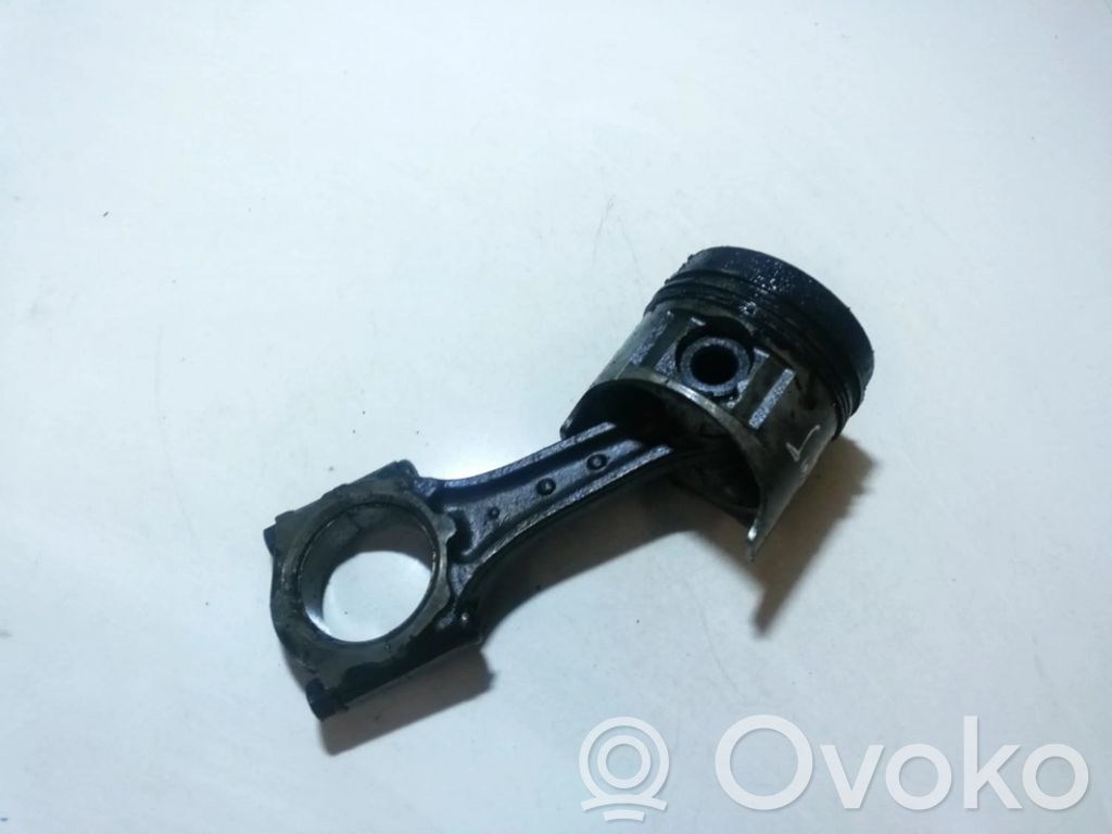 Piston cu bielă