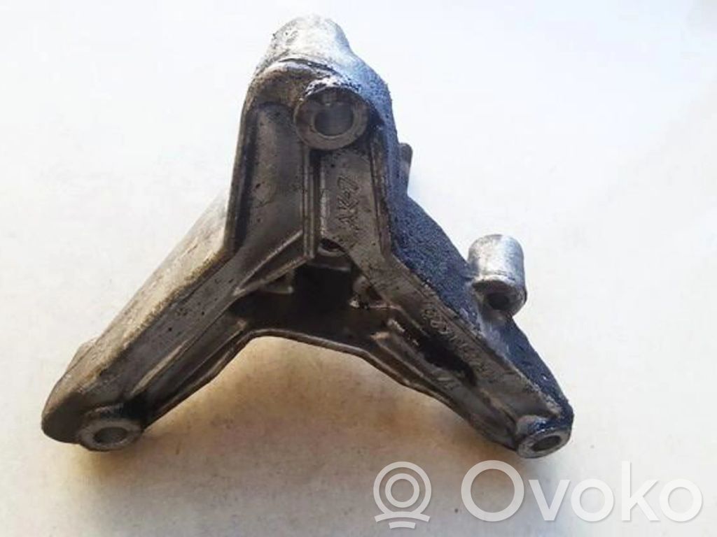 Volvo S40, V40 Engine mounting bracket 
