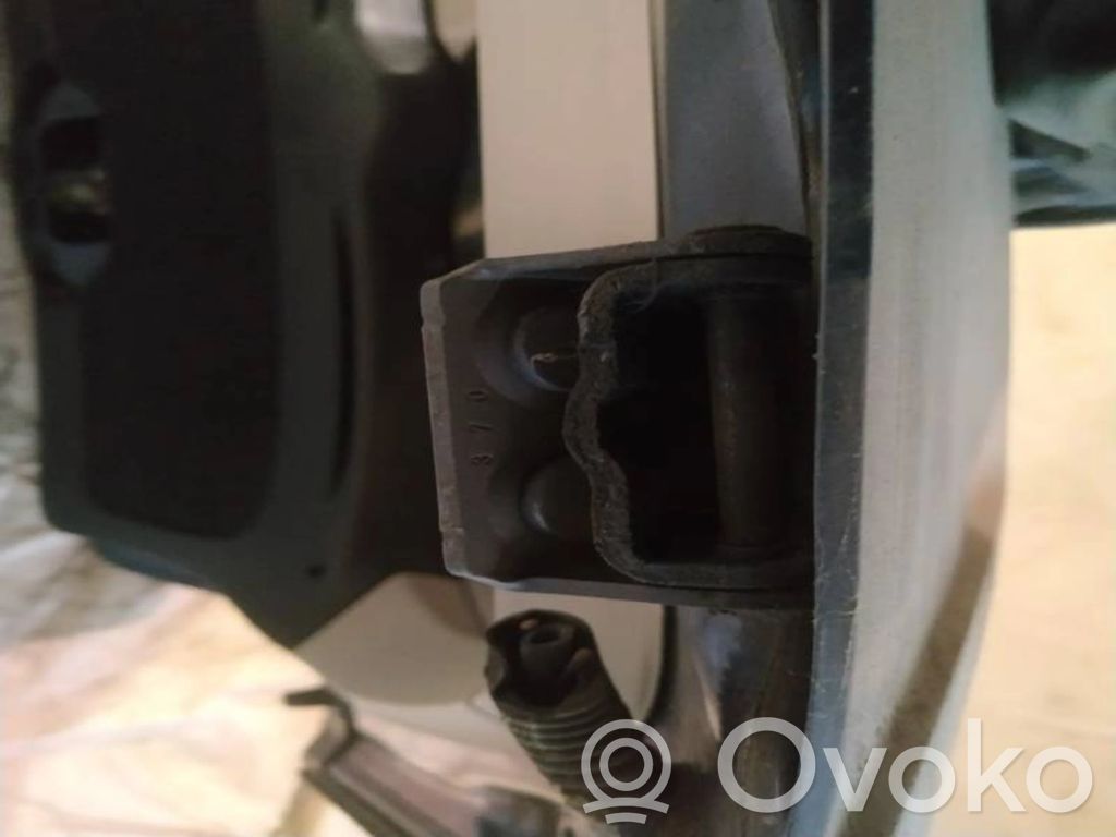 Tailgate/trunk/boot hinge