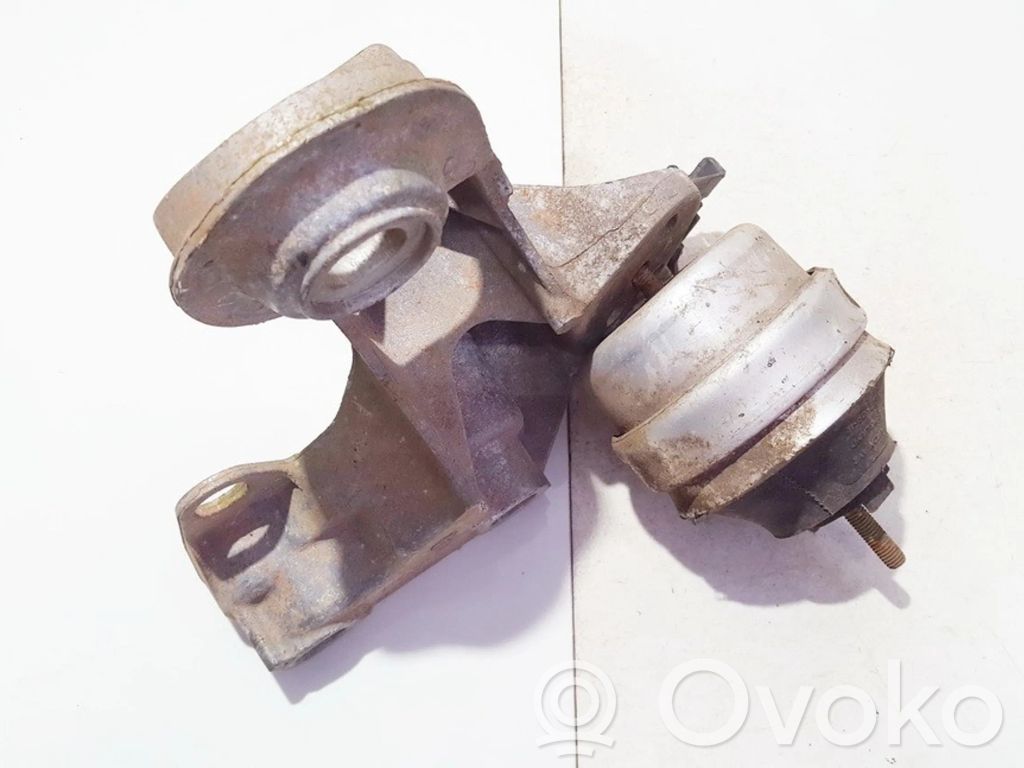 Audi A4 S4 B5 8D Engine mount bracket 