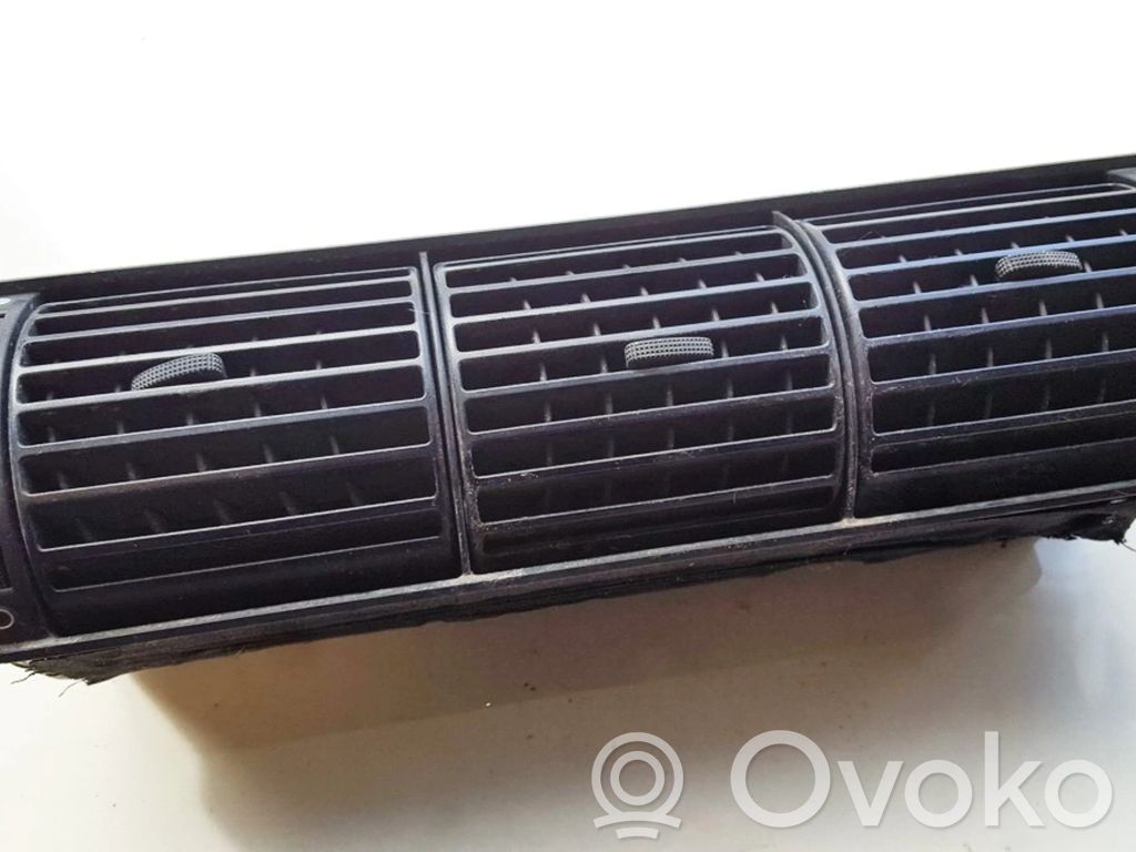 Grille d'aération centrale   8D1820951,8D1820951