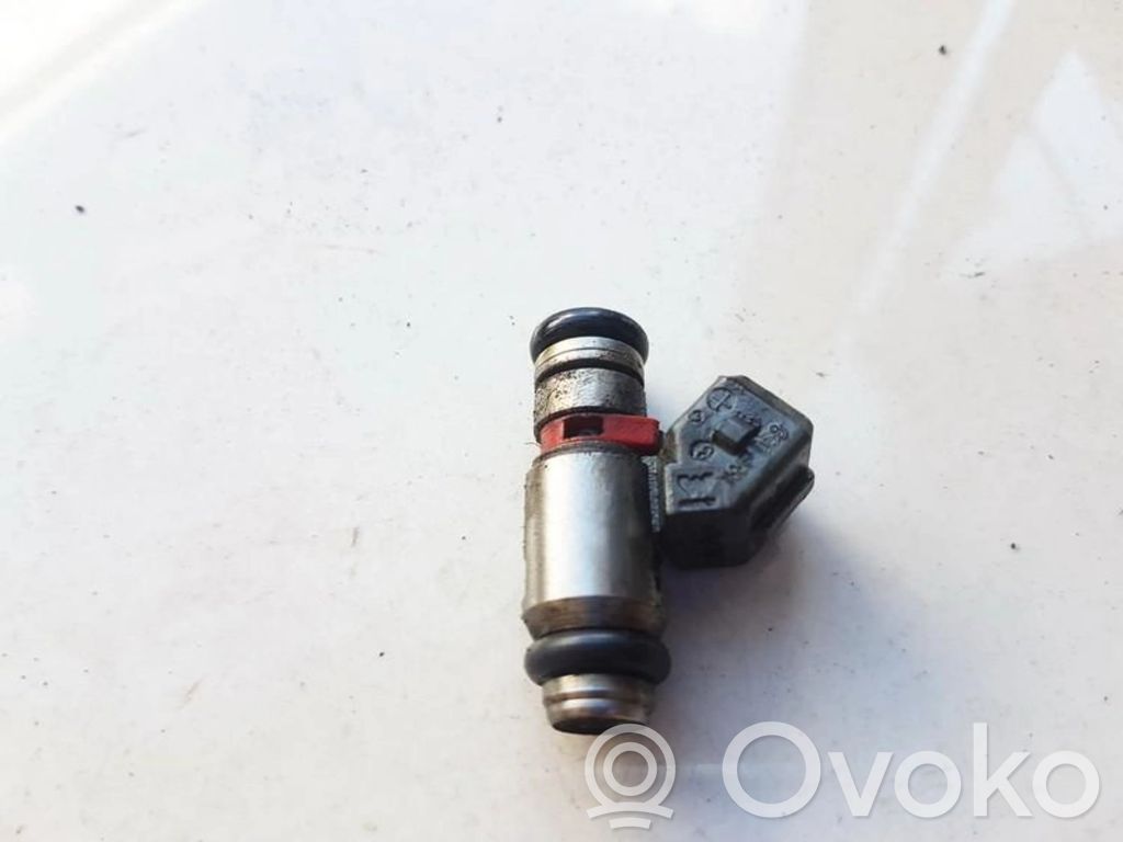 Volkswagen Golf IV Inyector de combustible 
