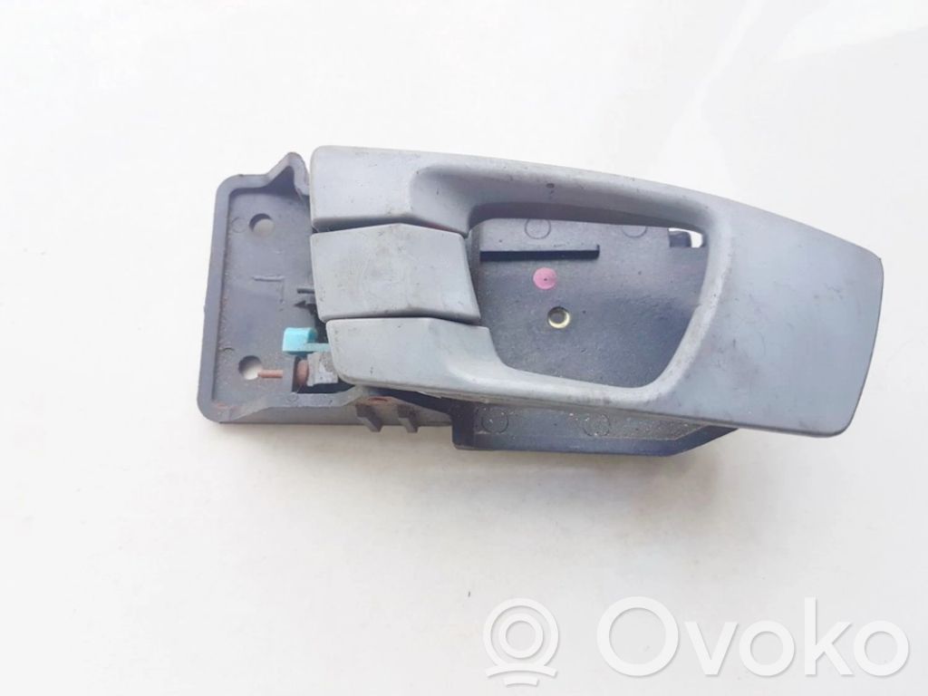 KIA Carens I Manecilla interna puerta delantera 