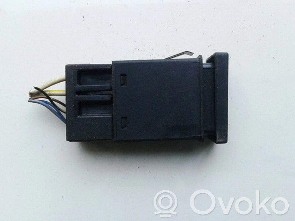 Volkswagen PASSAT B5 Comutator încălzire parbriz/lunetă 