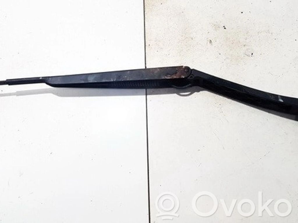 Brazo del limpiaparabrisas delantero