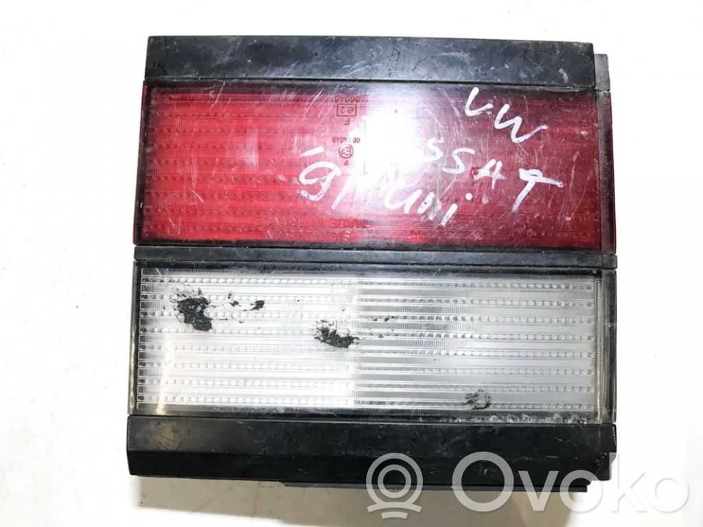 Volkswagen PASSAT B3 Lampă spate în capacul portbagajului 