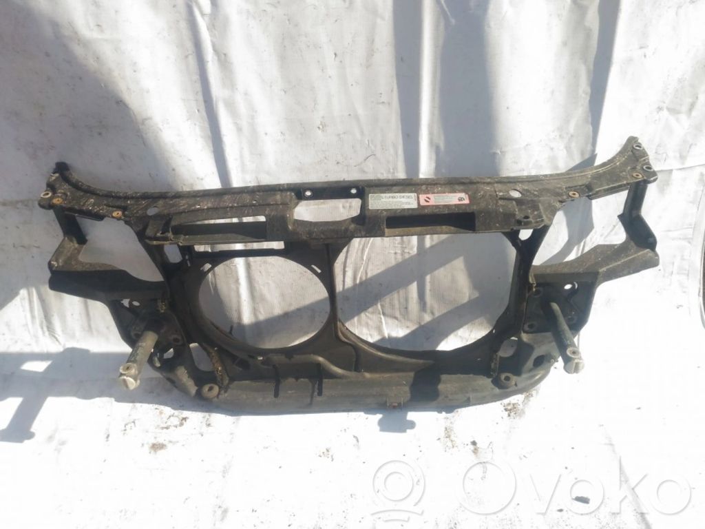 Audi A4 S4 B5 8D Pas przedni 