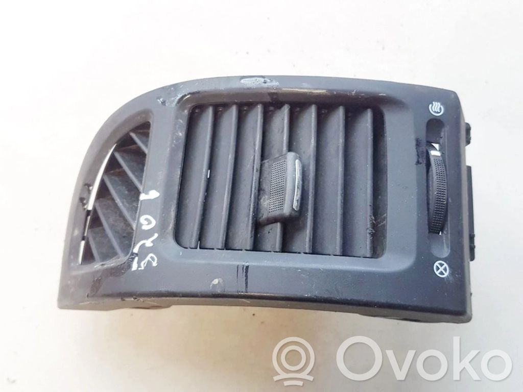 KIA Carnival Dysze / Kratki środkowego nawiewu deski rozdzielczej 