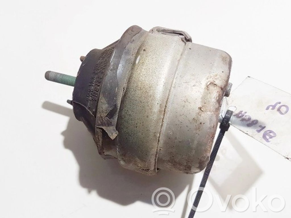 Volkswagen PASSAT B5.5 Wspornik / Mocowanie silnika 