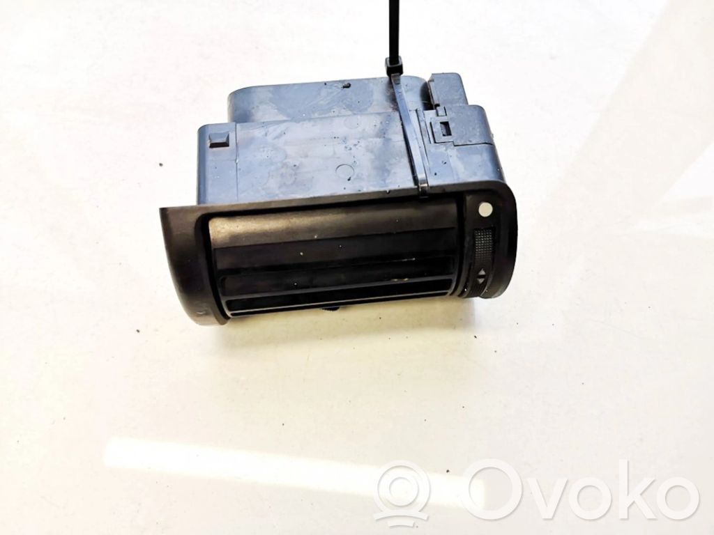Audi A4 S4 B5 8D Dysze / Kratki środkowego nawiewu deski rozdzielczej 