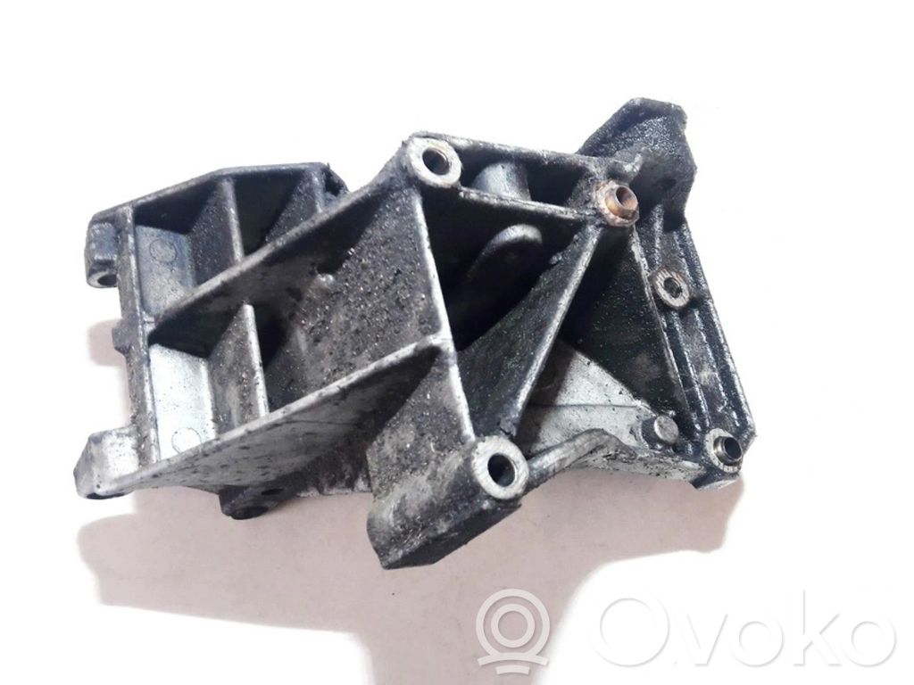 Peugeot 307 Engine mounting bracket 