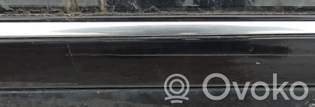Mercedes-Benz E W211 Takaoven lista (muoto)