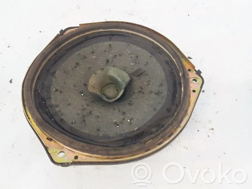 Etuoven kaiutin