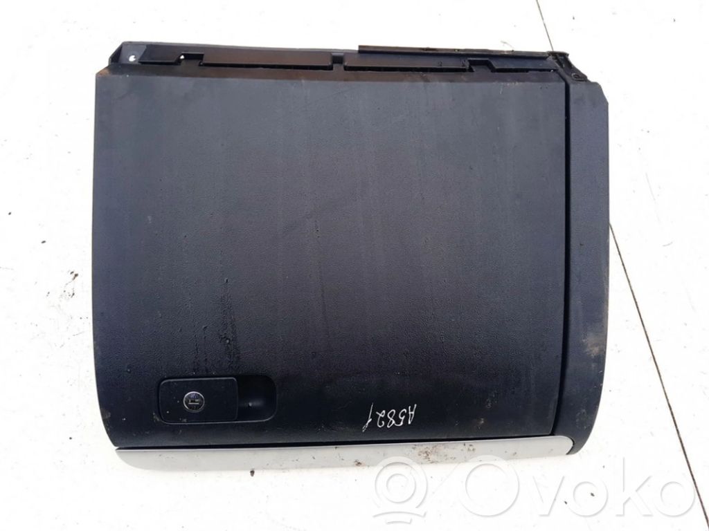 Volkswagen Jetta VI Hansikaslokero 