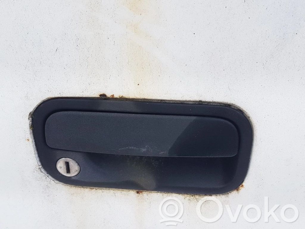 Manecilla externa puerta delantera