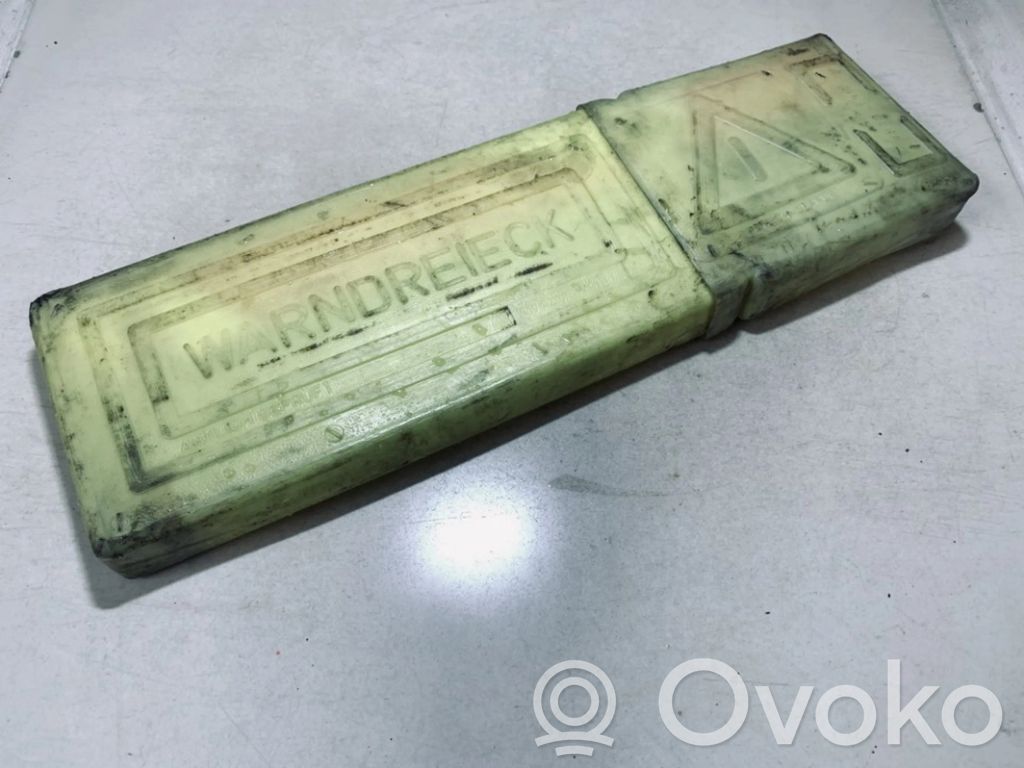 Audi A3 S3 8L Trójkąt ostrzegawczy 