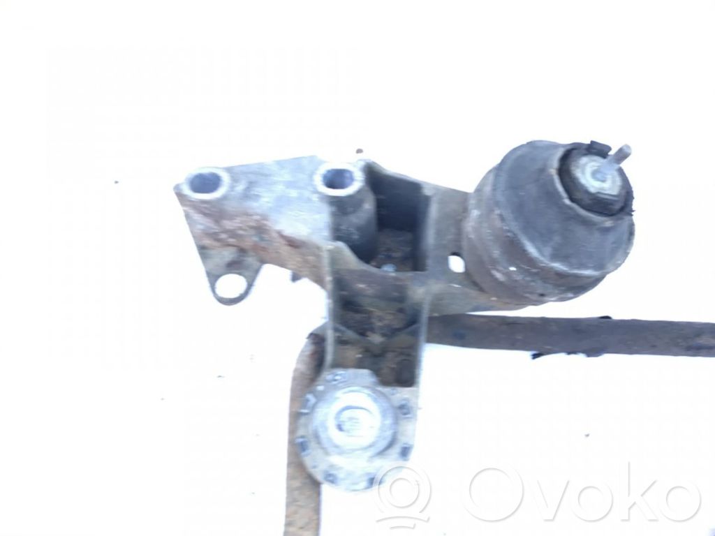Audi A4 S4 B5 8D Moottorin kiinnikekorvake 