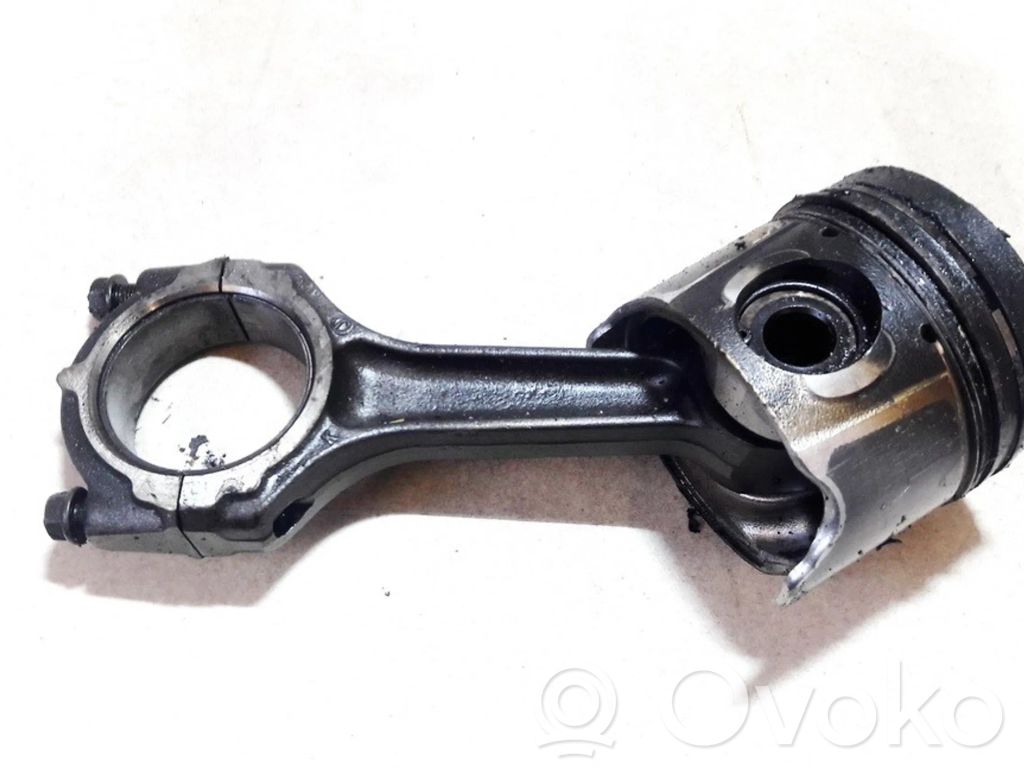 Piston cu bielă