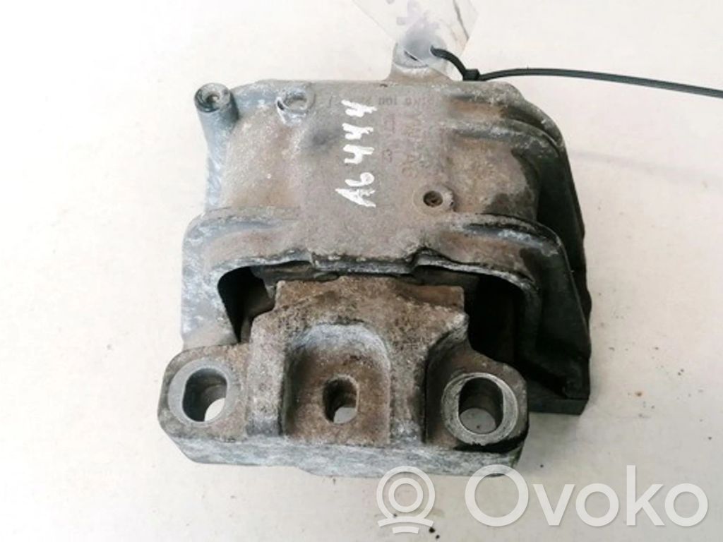Volkswagen Golf V Engine mount bracket 