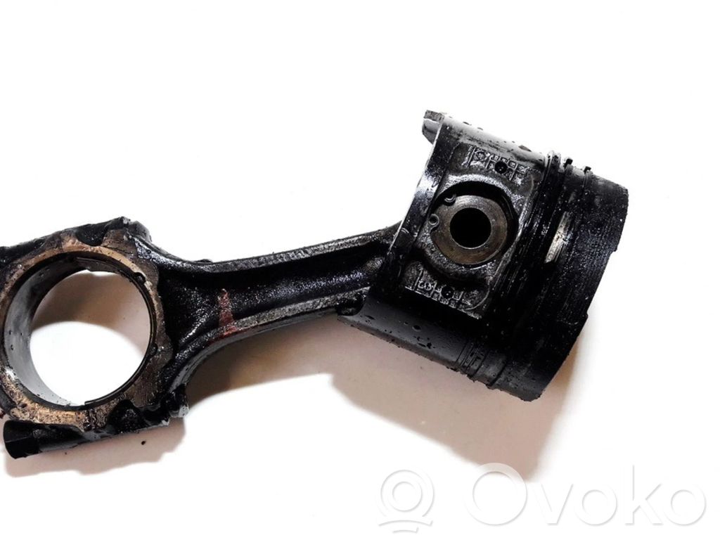 Piston cu bielă