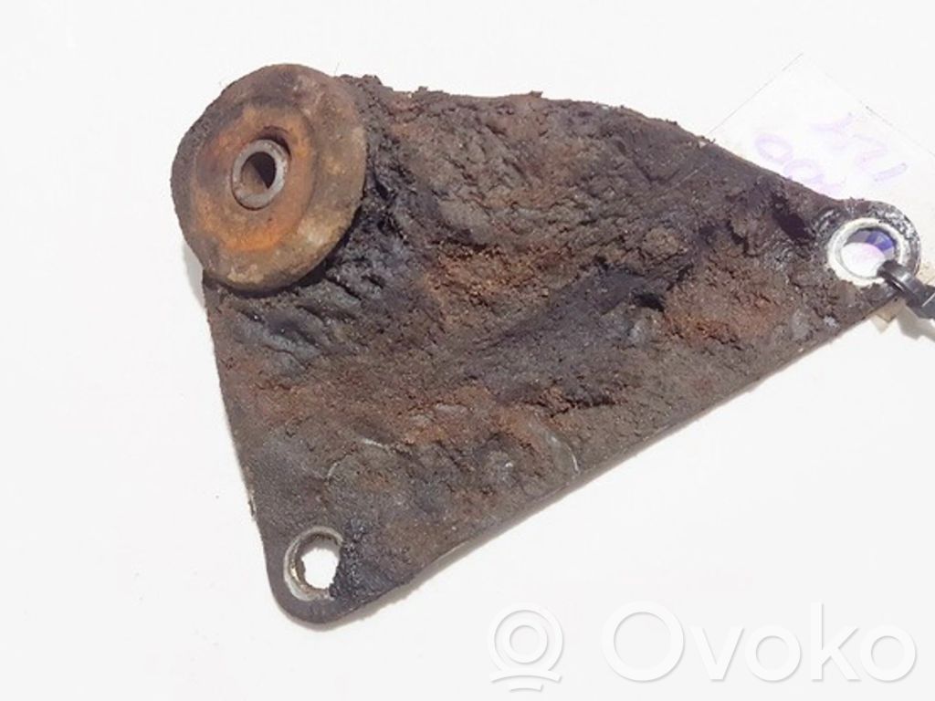 Engine mount bracket