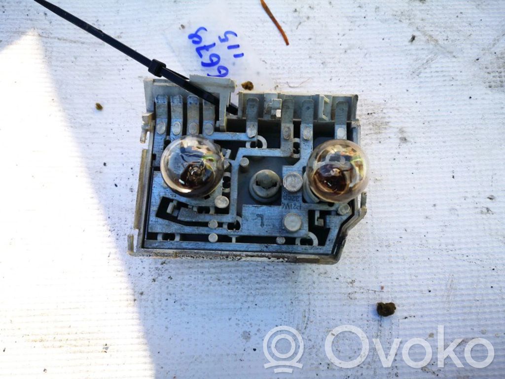 Audi 80 90 B3 Takavalon polttimon suojan pidike