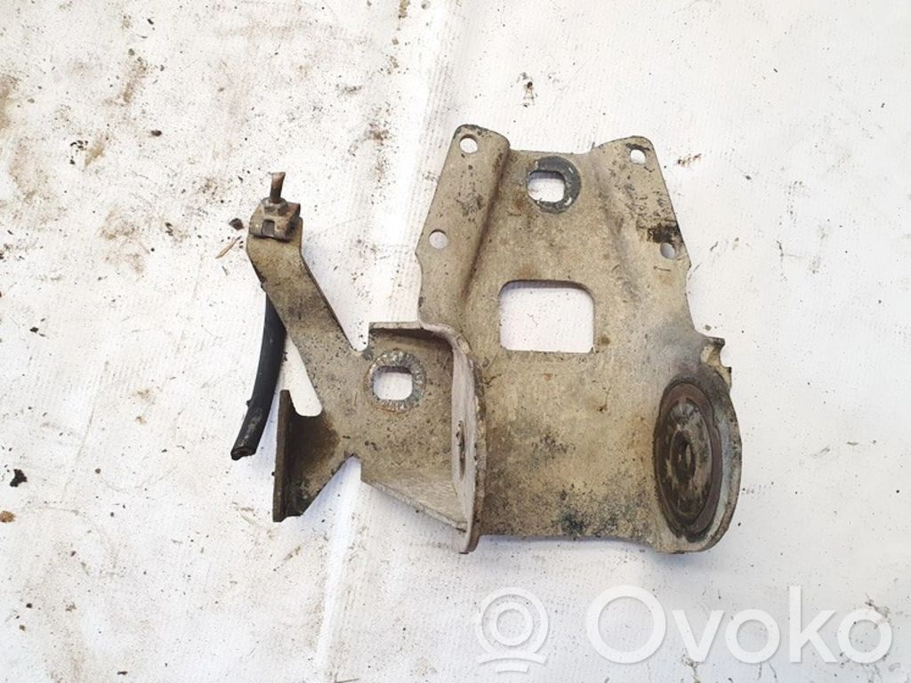 Engine mounting bracket