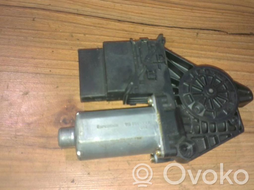 Volkswagen PASSAT B5 Motor macara geam ușă spate 