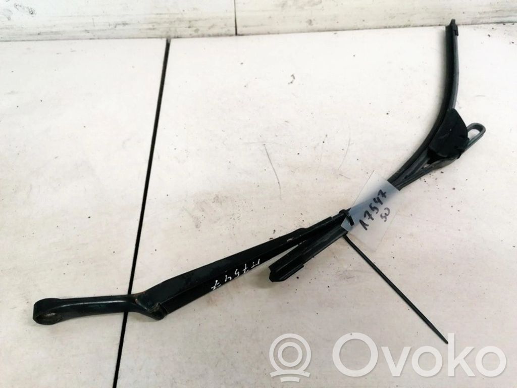 Volkswagen PASSAT B5 Bras d'essuie-glace avant 