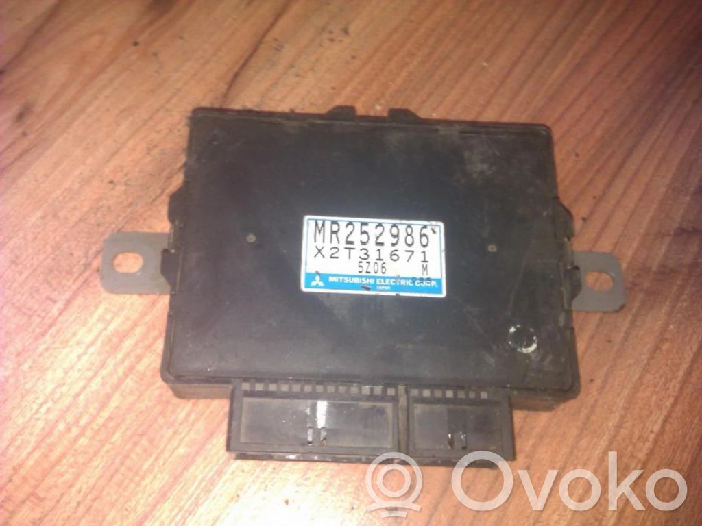 ABS-ohjainlaite/moduuli   MR252986,MR252986