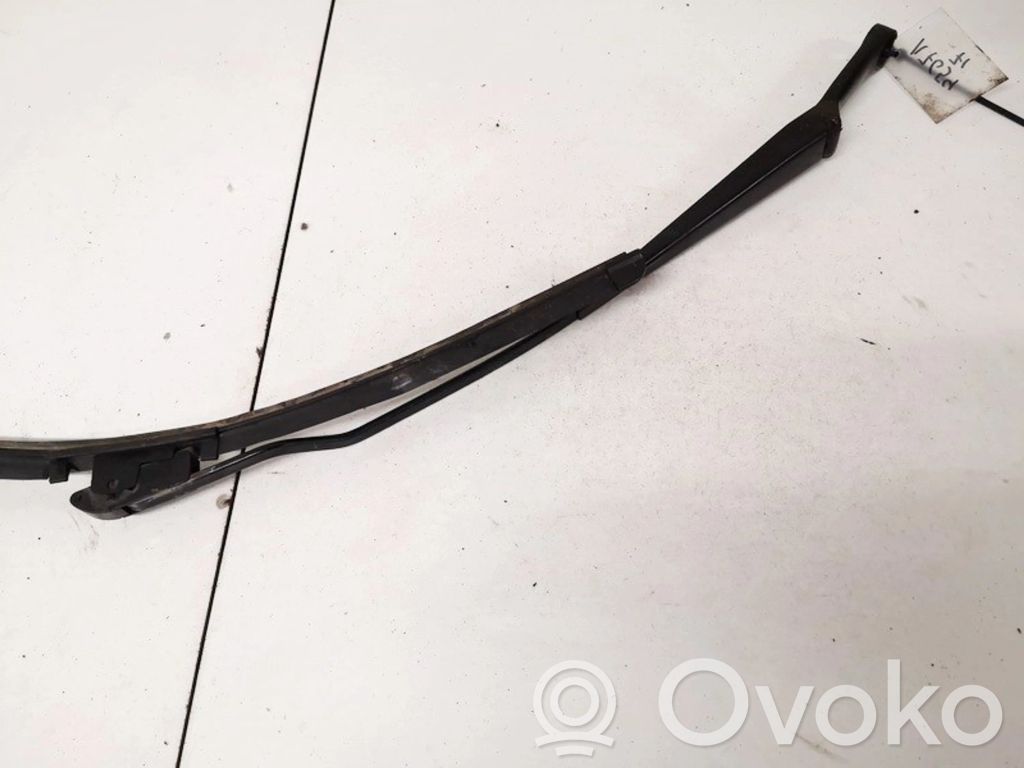 Volkswagen PASSAT B5 Braccio della spazzola tergicristallo anteriore 