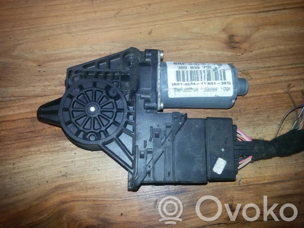Volkswagen PASSAT B5 Motor macara geam ușă spate 