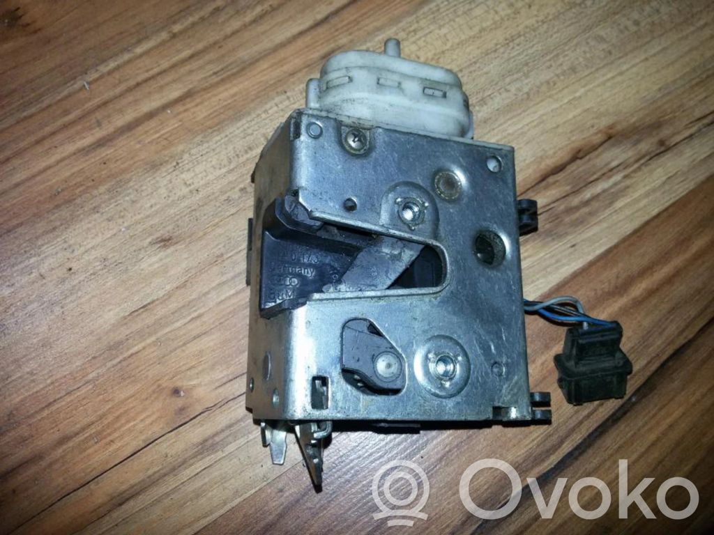 Audi 100 S4 C4 Serratura portiera anteriore 