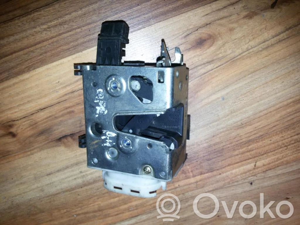 Audi 100 S4 C4 Serratura portiera anteriore 
