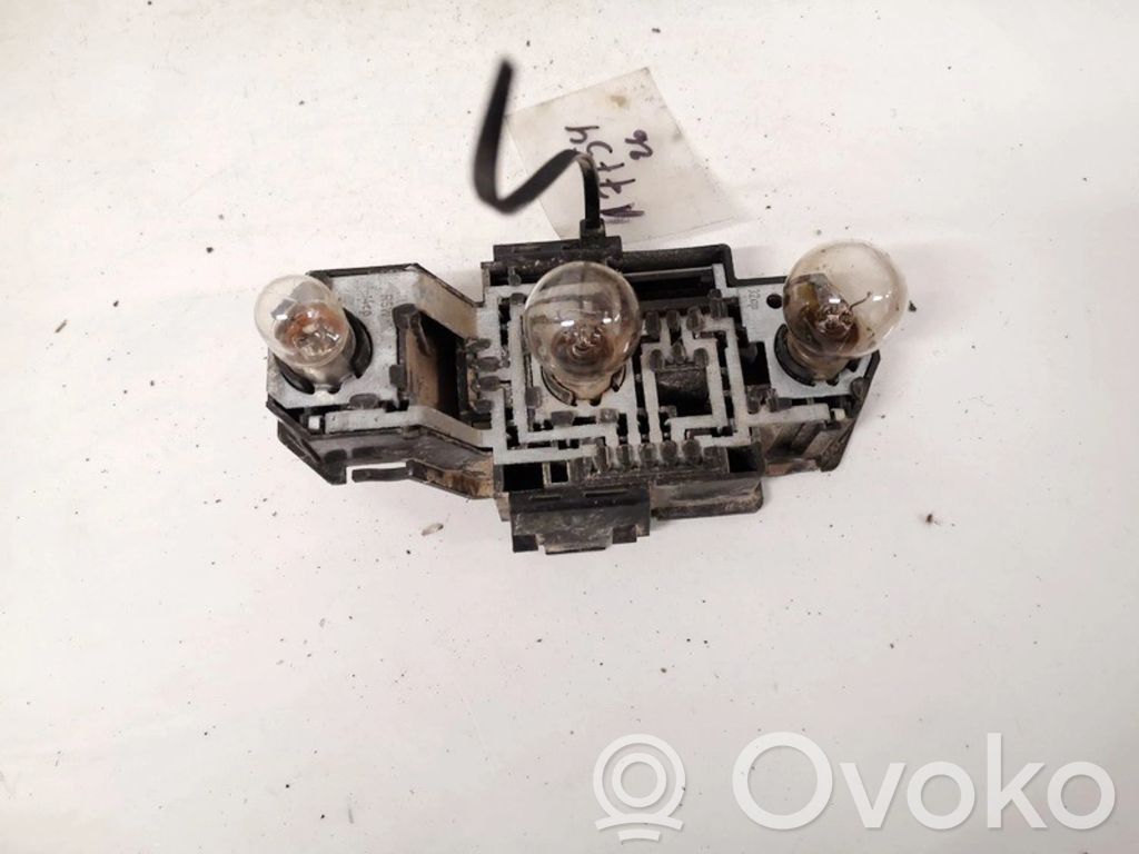 Volkswagen PASSAT B4 Takavalon polttimon suojan pidike 