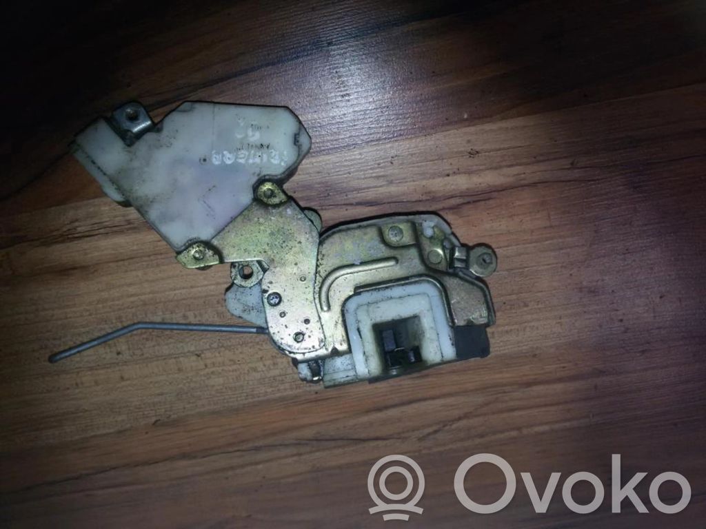 Nissan Primera Etuoven lukko