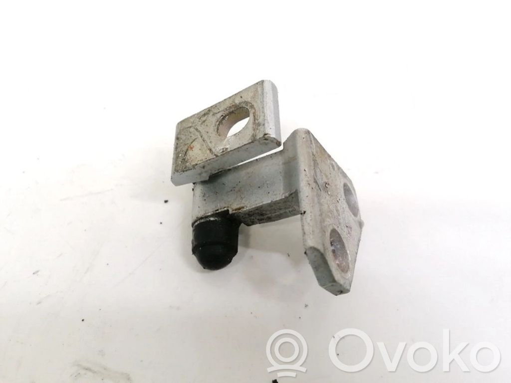 Volkswagen PASSAT B6 Bisagra inferior de la puerta trasera 