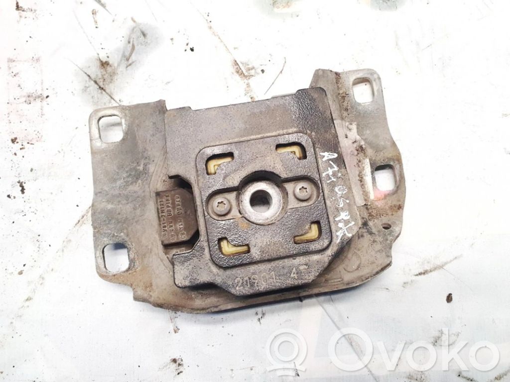 Engine mount bracket   V617M121,V617M121,V617M121,V617M121