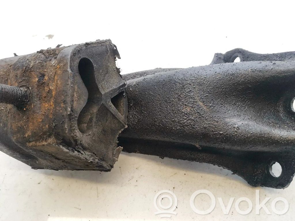 Volkswagen PASSAT B2 Engine mount bracket 
