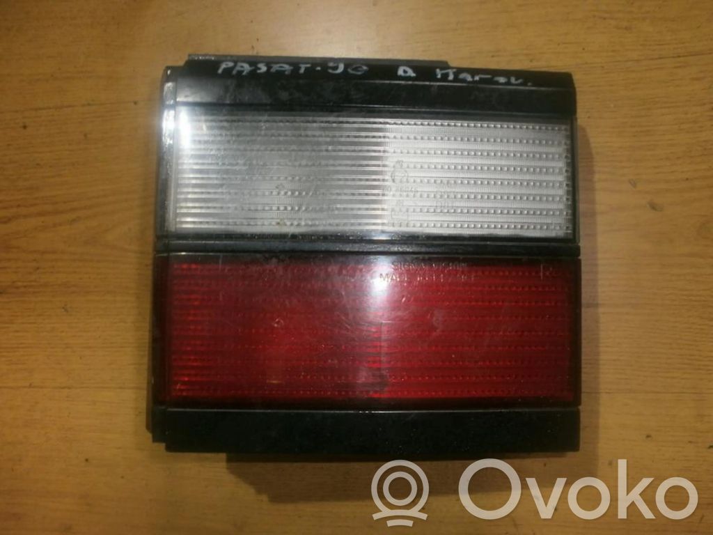Volkswagen PASSAT B3 Lampă spate în capacul portbagajului 