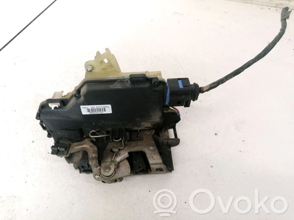 Volkswagen PASSAT B5 Front door lock 
