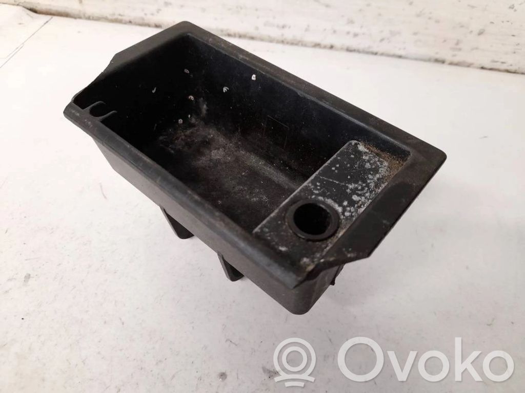 BMW 3 E46 Peleninė panelėje 