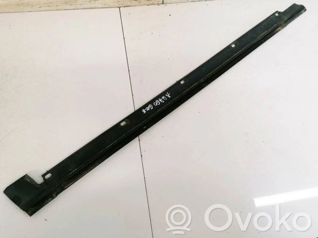 Audi A4 S4 B5 8D Listwa / Uszczelka szyby drzwi tylnych 